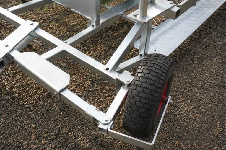 Front frame and pneumatic turf wheel with galvanized deck detail